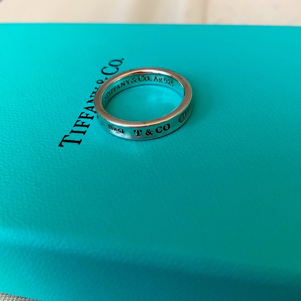 Tiffany & Co. 1837 ring. Size 6. Silver